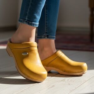 Dr. Scholl's Mustard Yellow Women's Clogs. Size 7. Boho. Visible water stains.
